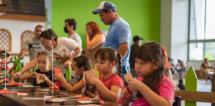 Niños en un taller de Aventura Pirata